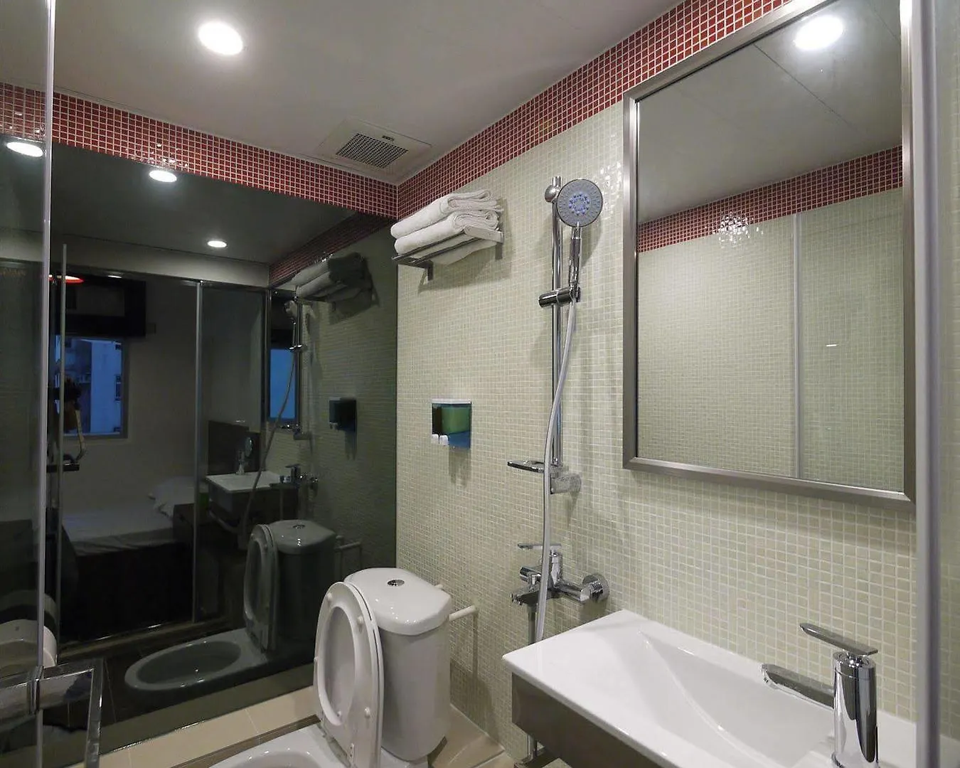 Panda'S Hostel - Hot Dog Bus Hongkong