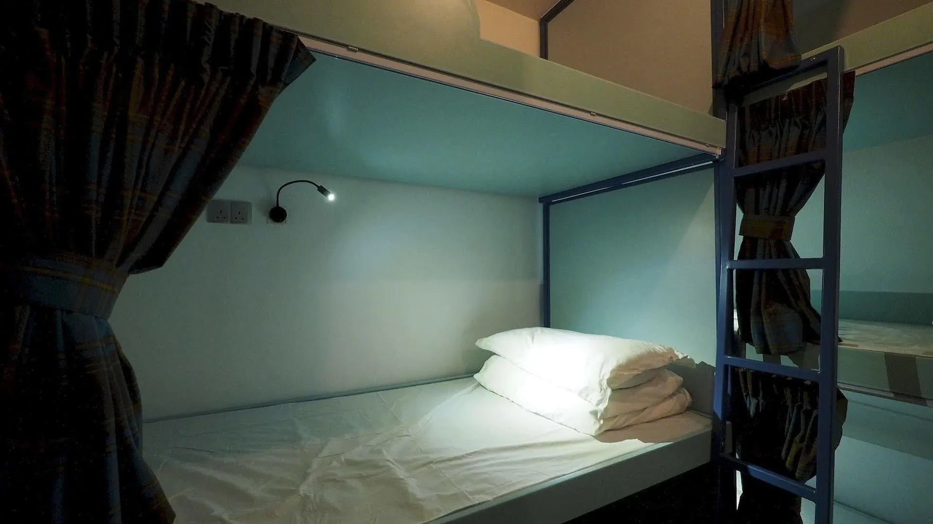 Penzion Panda'S Hostel - Hot Dog Bus Hongkong